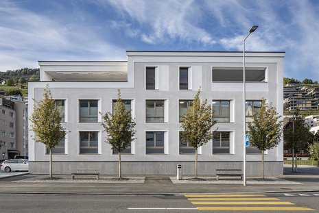 Emilio Stecher AG, Fassade, Pietra Piasentina