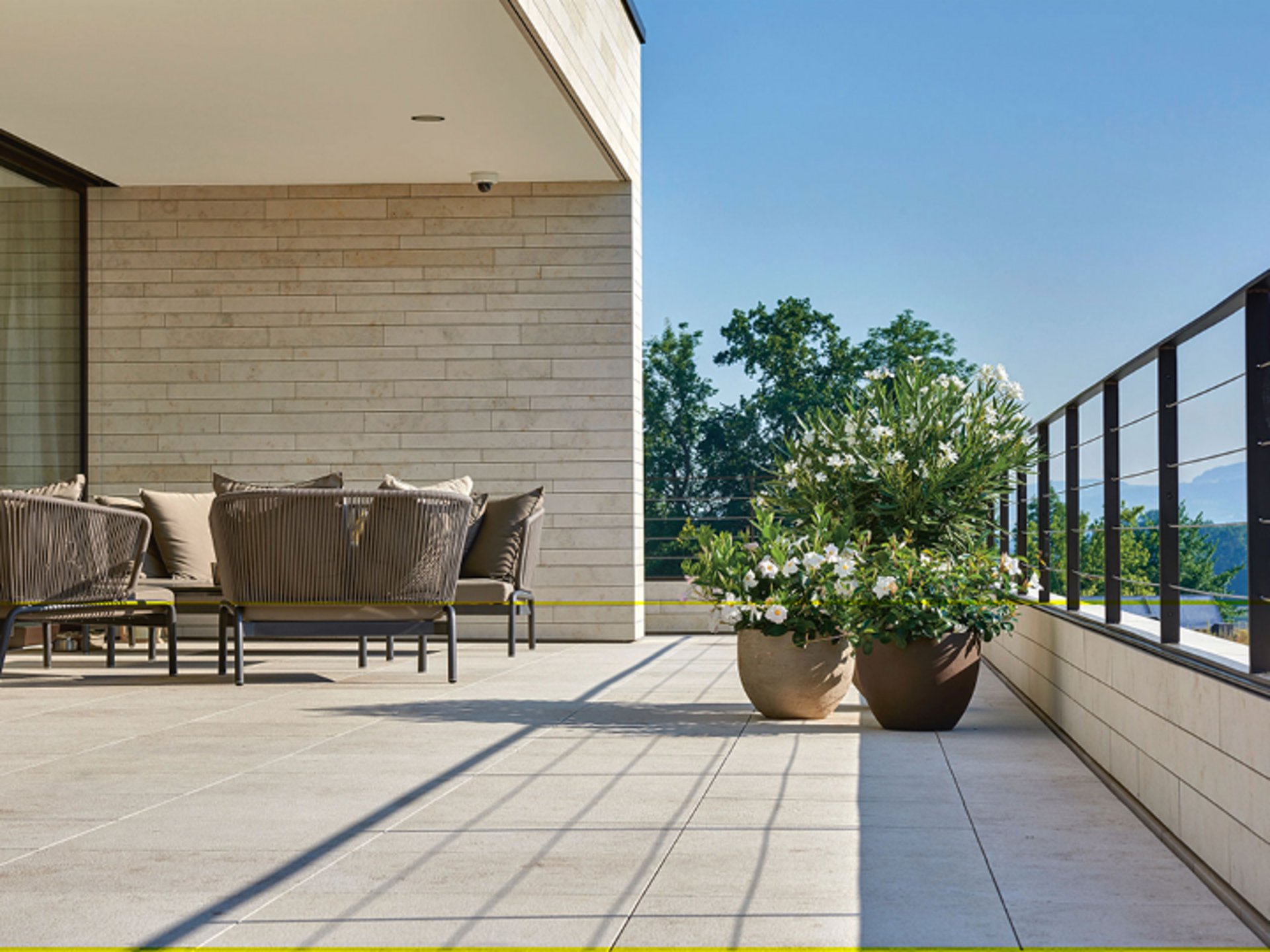 Die mit Dietfurter Kalkstein verlegte Dachterrasse sorgt für ein mediterranes Ambiente.