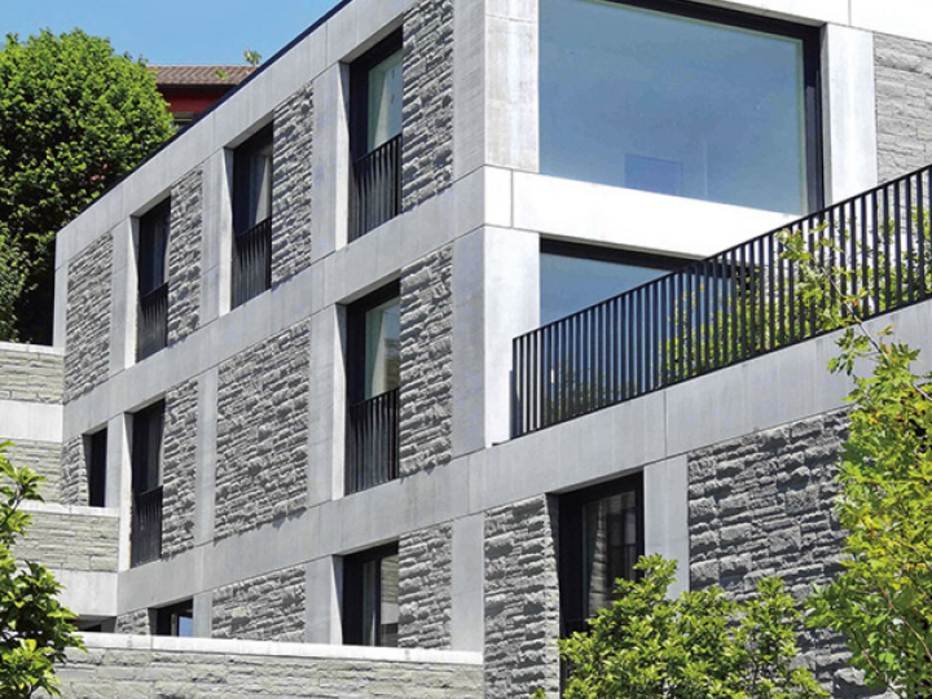 Die Fassade mit Verblendern aus Rorschacher Sandstein schützt auch vor hohen Temperaturen (Bärlocher Steinbruch und Steinhauerei AG).