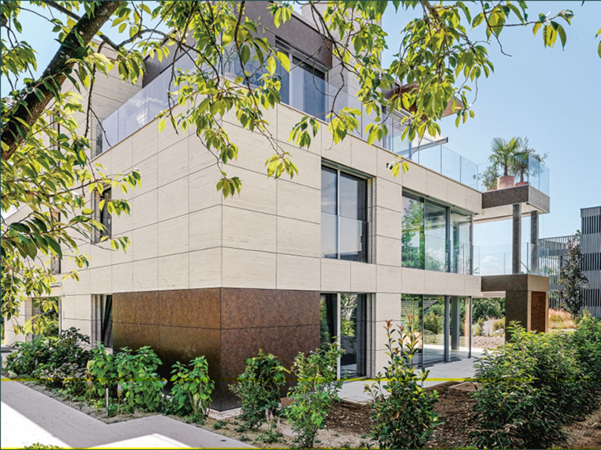 Eleganter und nachhaltiger Wetterschutz: Fassade aus Travertin (Schär + Trohjahn).
