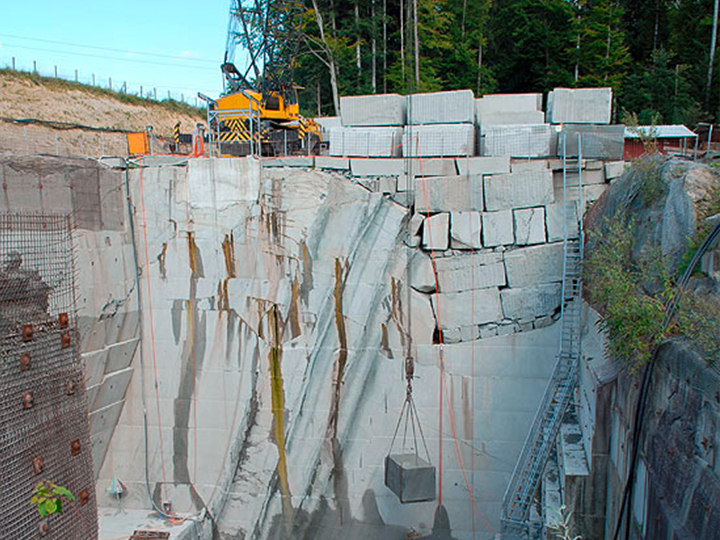 Steinbruch mit tradtionellem Sandstein-Abbau