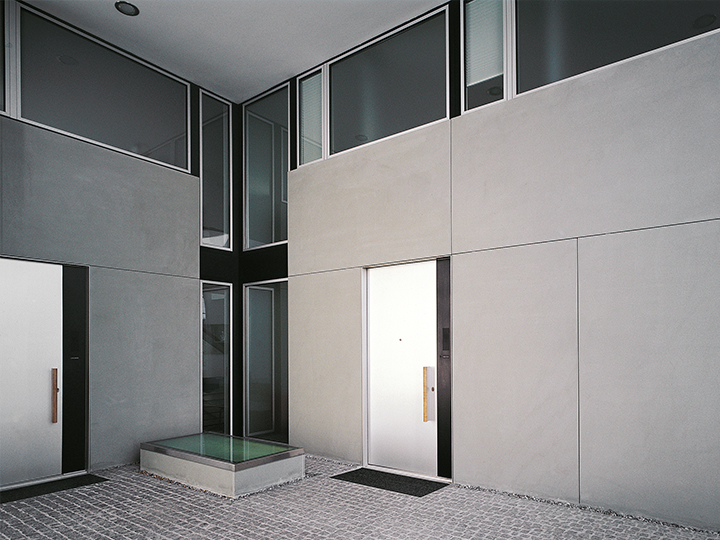 Die Fassade wure mit Rorschacher Sandstein verkleidet.