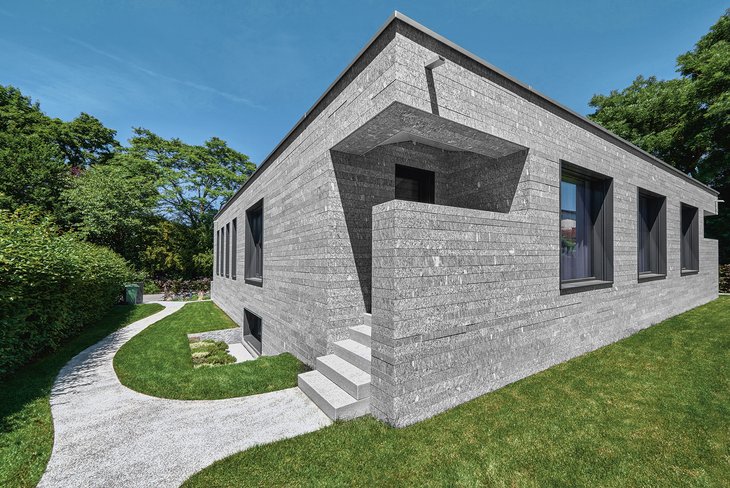 Una facciata in pietra naturale è estremamente durevole e di facile cura, in più protegge dagli antincendi.